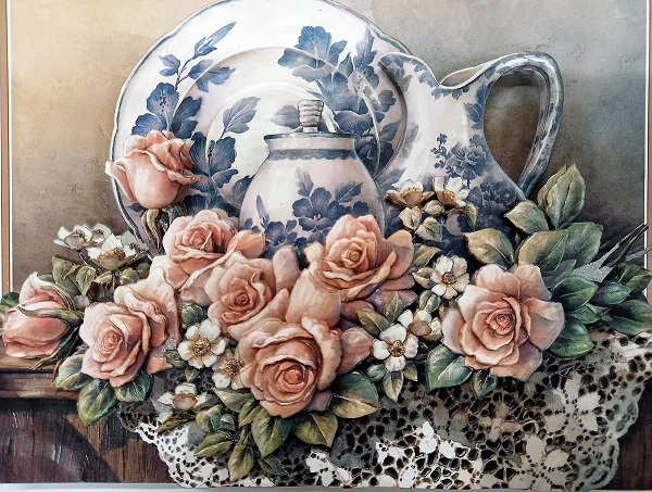 バラと青い花柄の陶器」のシャドーボックス作品 – シャドーボックス