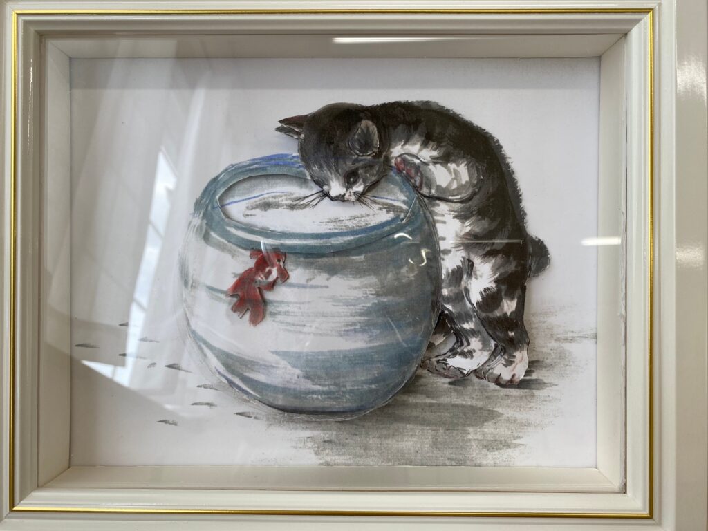 「金魚鉢を覗くネコ」のシャドーボックス作品