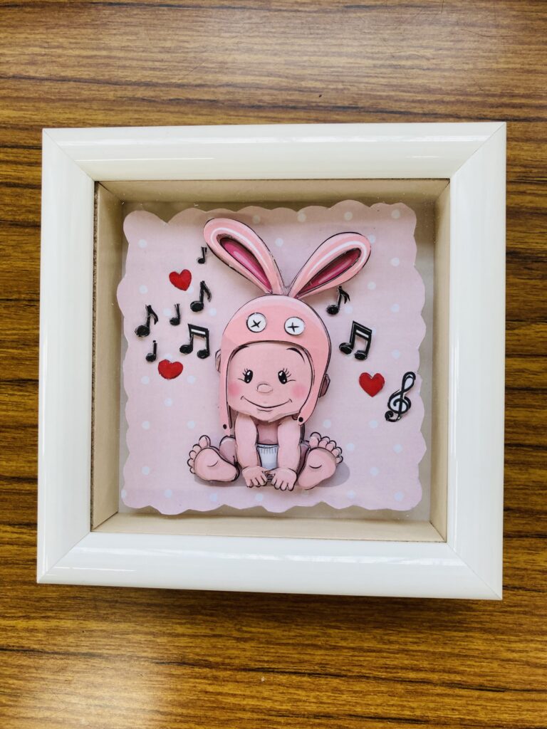 「ウサギの帽子を被った赤ちゃん」のシャドーボックス作品