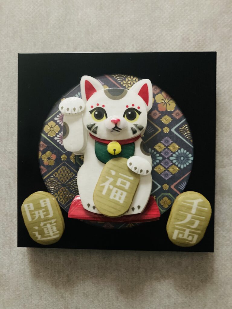 「招き猫　白」のシャドーボックス作品