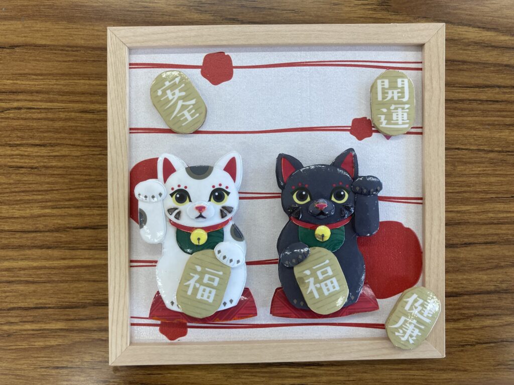 「招き猫白と黒」のシャドーボックス作品