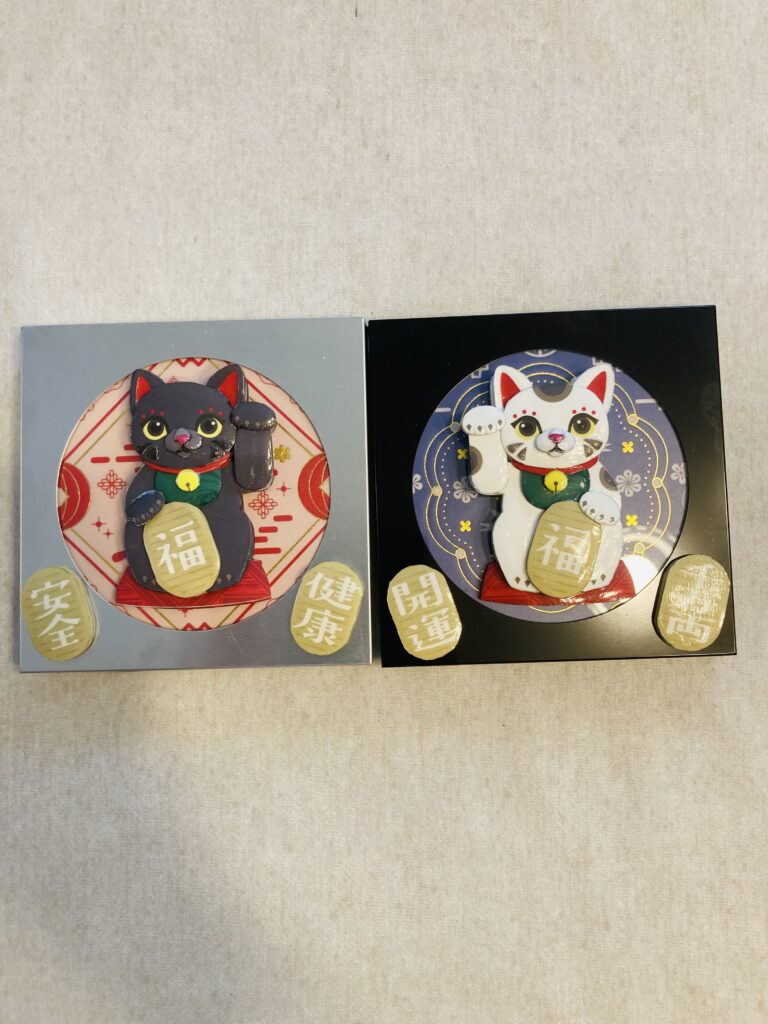 「招き猫白と黒」のシャドーボックス作品